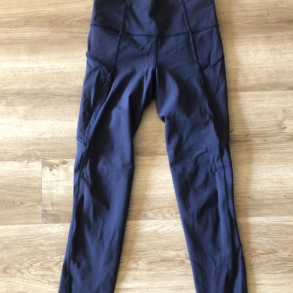 *SOLD* Lululemon “Run on Tight” 25” (size 2) NAVY - Picture 1 of 8
